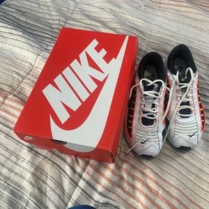I’m selling Nike Air maxes